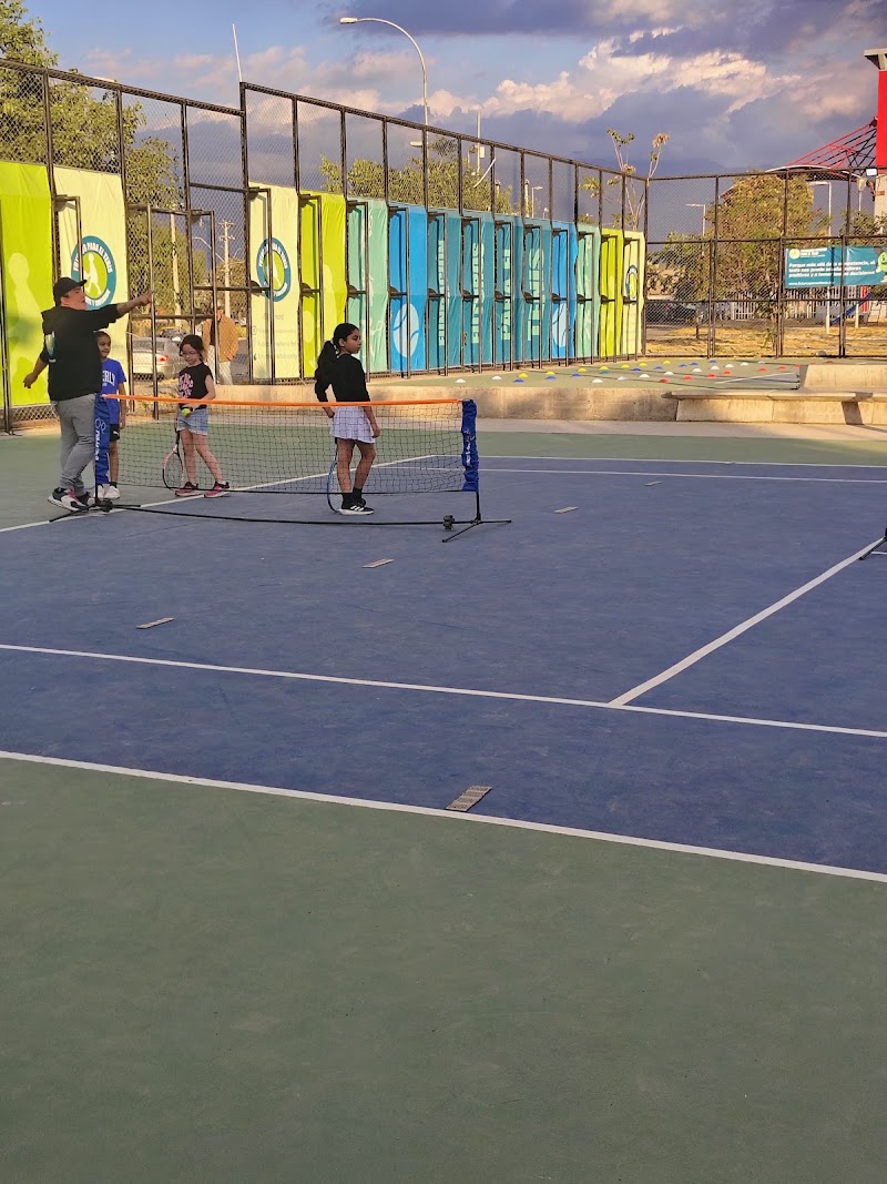 Futuros Para El Tenis. in Lo Espejo