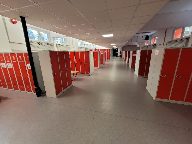 Szkoła Podstawowa z Oddziałami Integracyjnymi nr 330 im. Nauczycieli Tajnego Nauczania tennis club in Warszawa